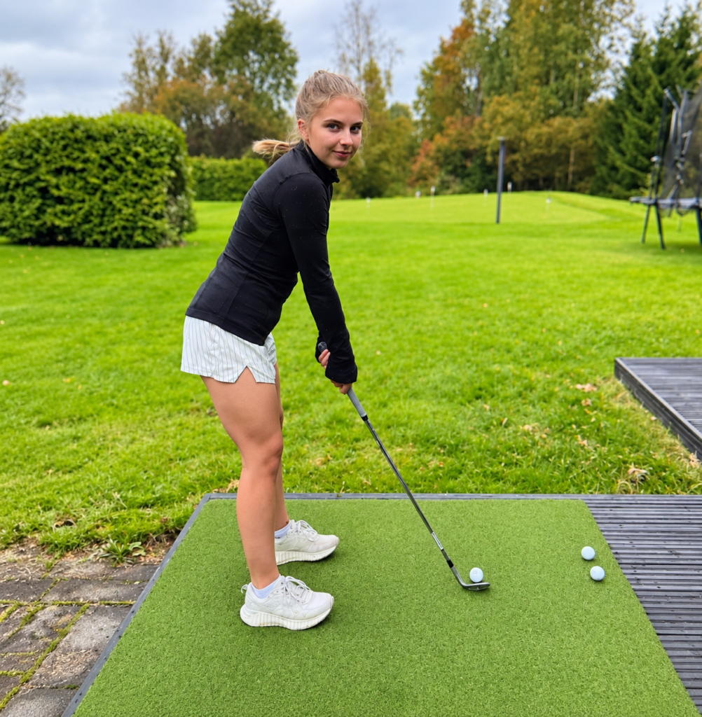 Golfaaja harjoittelee Pihagolfin Home-lyöntimatolla