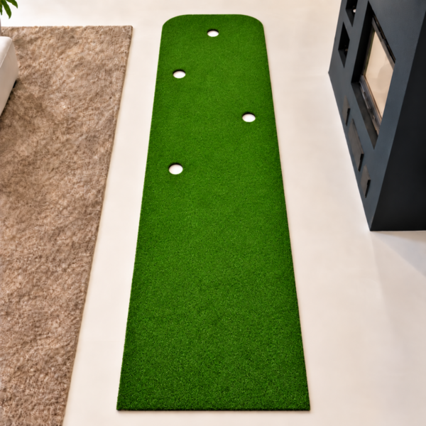 Pihagolfin Multi-puttimatto 1 × 4 m takan vieressä olohuoneessa