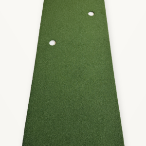 Puttimatto Multi 100 cm × 3 m suoran päädyn suunnasta, koko matto ja kolme reikää näkyvissä