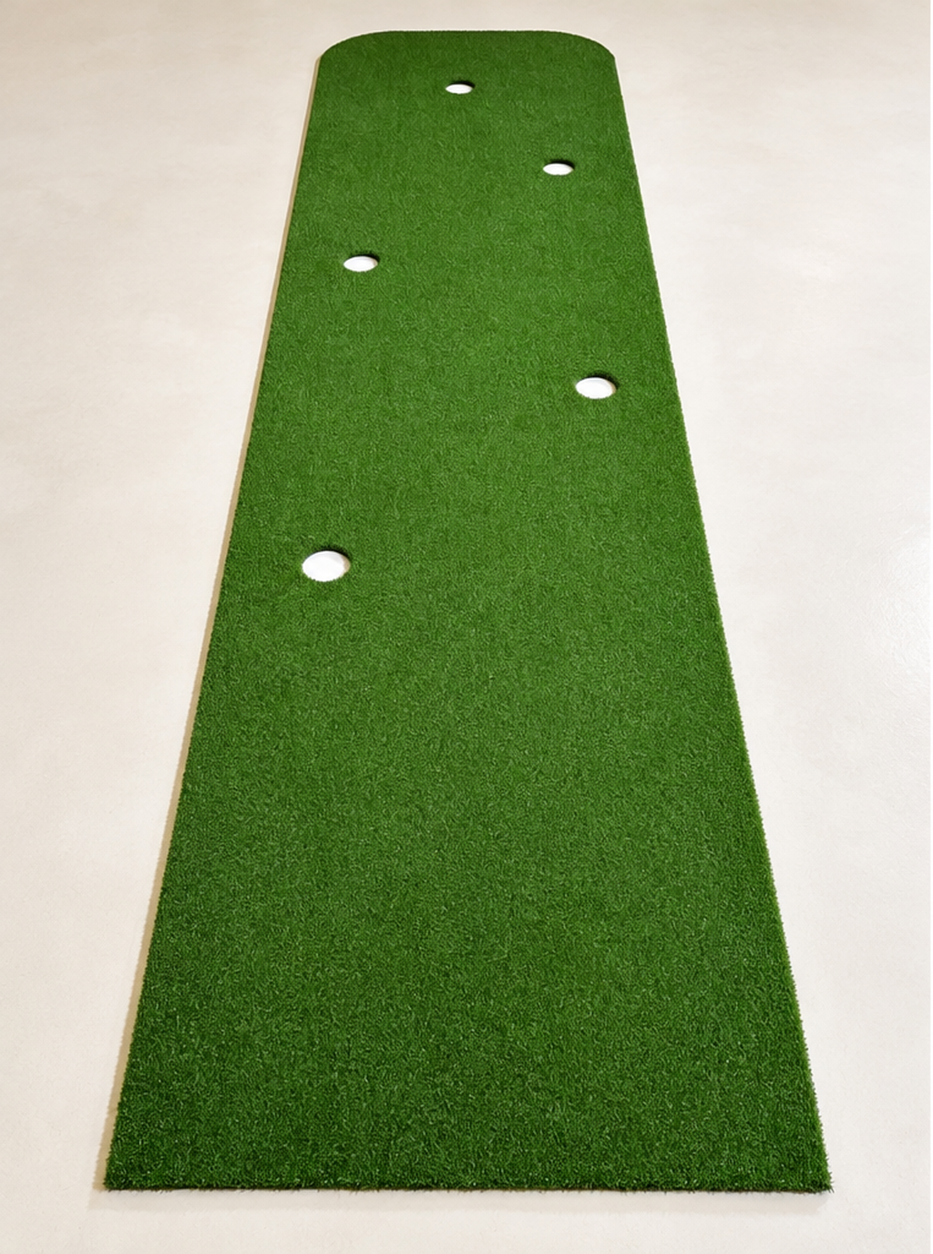 Puttimatto Multi 100 cm × 5 m suoran päädyn suunnasta, koko matto ja viisi reikää näkyvissä