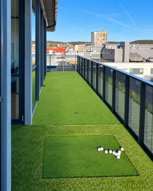 Pihagolfin asentama 1,85 × 7,5 metrin terassigreeni valmiina