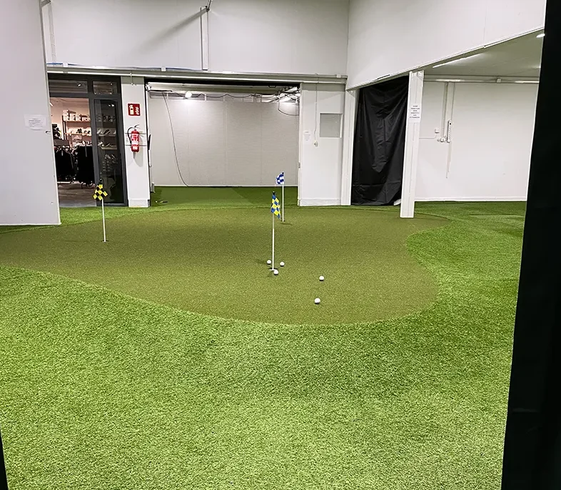 Puttigreeni sisätiloissa – Pallo Ilmaan Golf Lounge